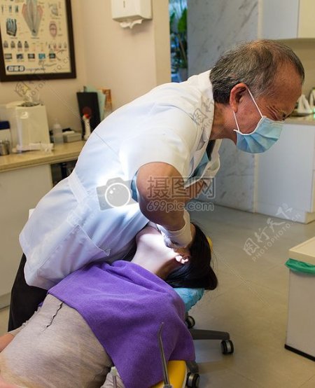 牙医在工作中