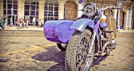 老的紫色摩托车