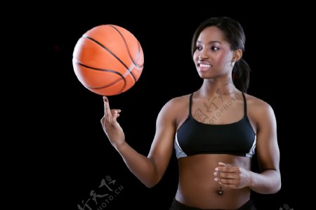 转篮球的女子运动员