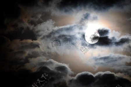 被乌云遮挡的月亮