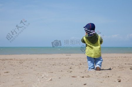 行走在沙滩上的小孩