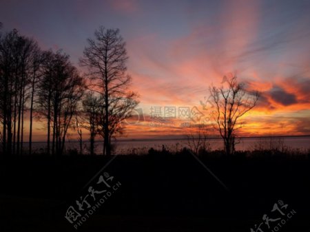 夕阳如血的天空