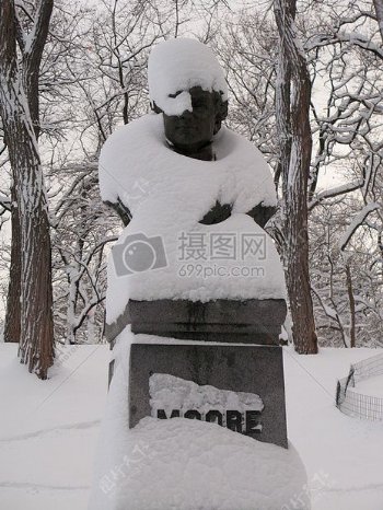 冬天下的雪地