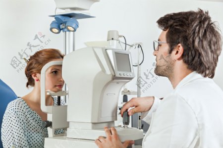 为病人测试视力的眼科医生图片
