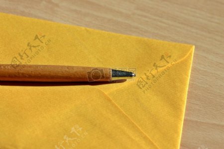 黄色信件上的笔