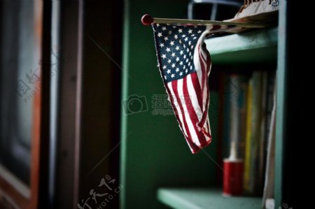 书架上的美国国旗
