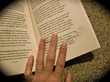 翻开书籍上的手指