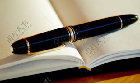 空白笔记本上的钢笔