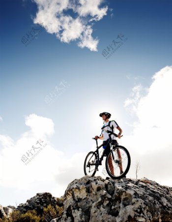山峰上的自行车运动员图片