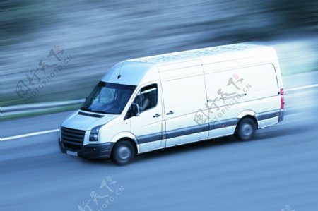 飞速行驶的白色卡车图片
