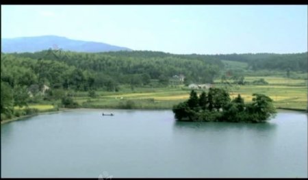 湖水小舟风景画视频图片