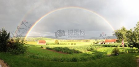 草原上的彩虹