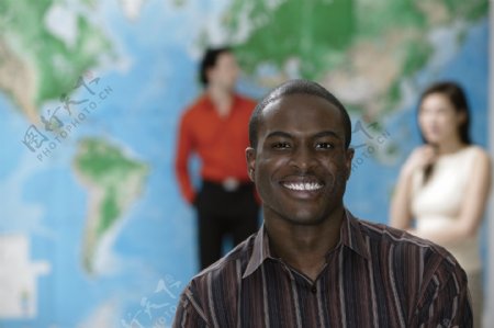 世界地图前的黑人商务男性图片