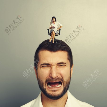 坐在男人头上大吼的女人图片