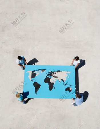 四人手抬镂空世界地图摄影图片
