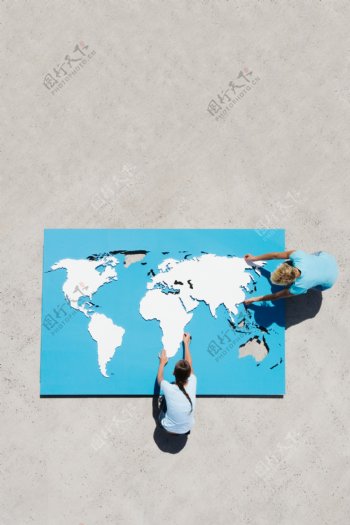 外国男女拼世界地图拼图图片