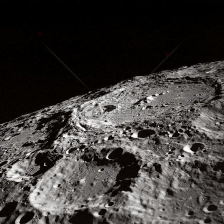月球表面的黑白照片