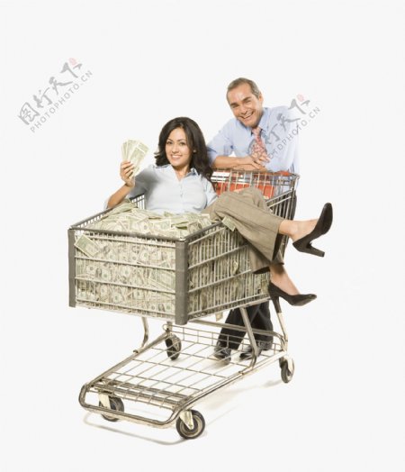 老公推着坐在装满钞票车里的老婆图片
