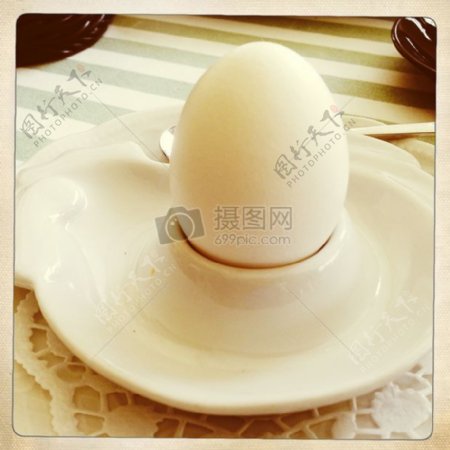 桌面上的鸡蛋