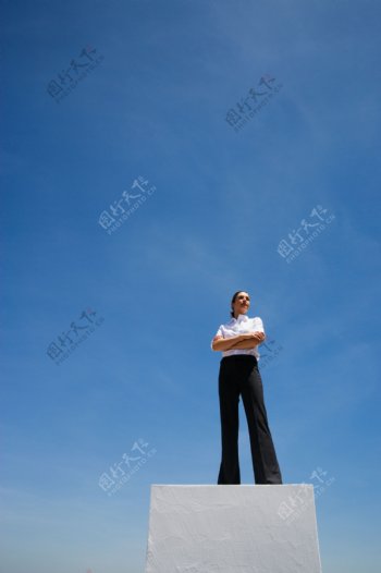 站在高处自信的女人图片