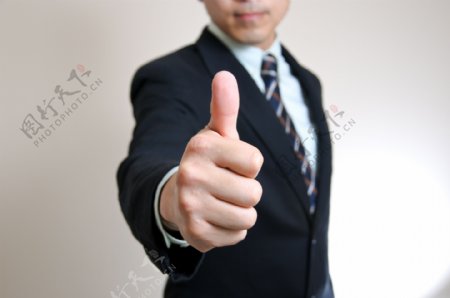 竖大拇指的商务男士图片