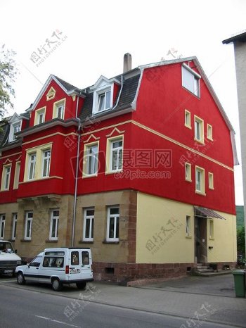 红黄相间的楼房建筑