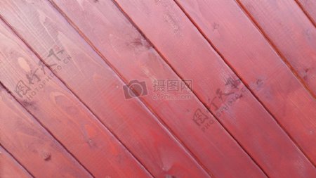 红色木板制成的篱笆