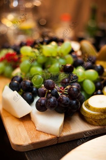 桌面上的葡萄