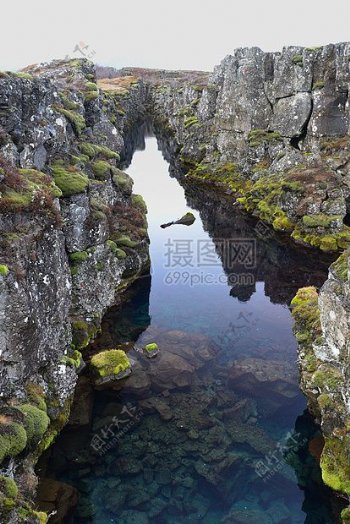 冰岛的岩石山和河水