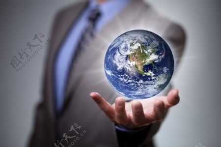 商务男人手中的地球图片