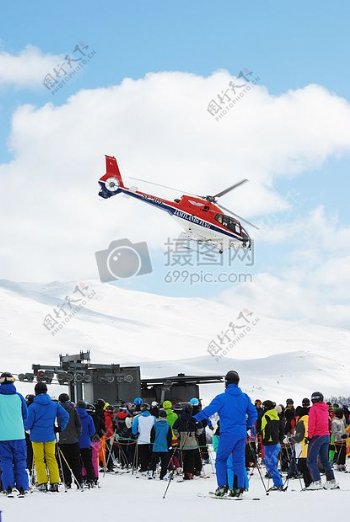 雪地里的直升机