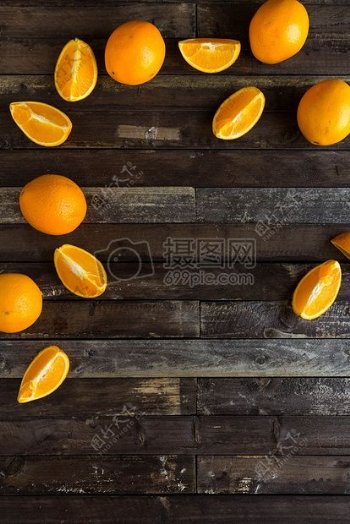 木板上的橘子和橘子切块