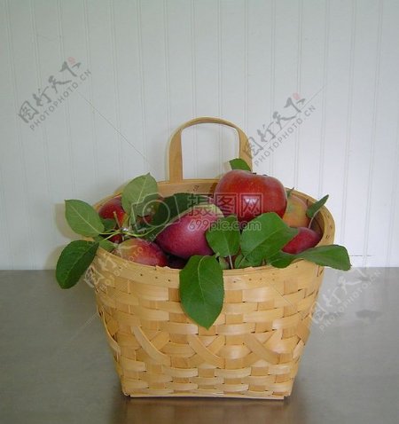 水果篮里的红苹果