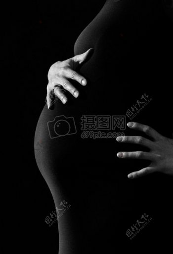 孕妇的灰度照片