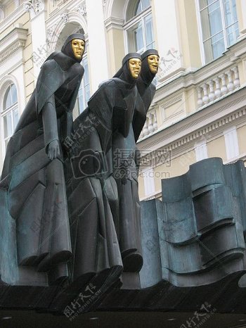 三个人的雕塑
