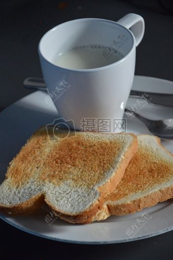 面包杯早餐白牛奶干净简约