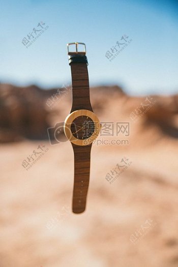 棕色表带手表模拟