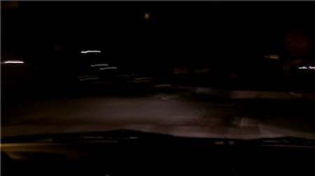 公路上快速行驶车辆夜景视频素材
