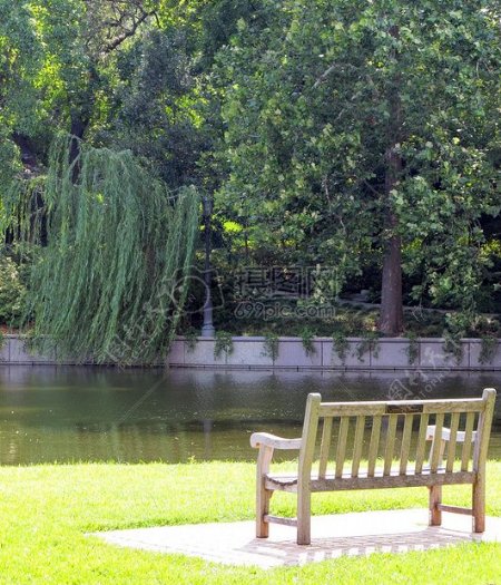 公园湖边的长条板凳