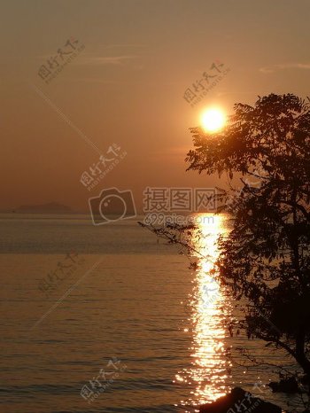 夕阳下的水面