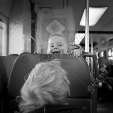 火车玩微笑孩子位子孩子笑特写镜头黑色和白色