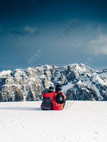 雪高山假期夫妇冬季探险滑雪度假