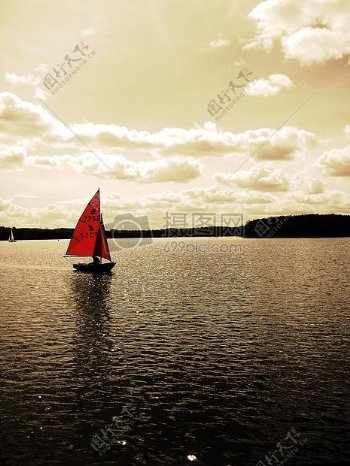 广阔的红色帆船