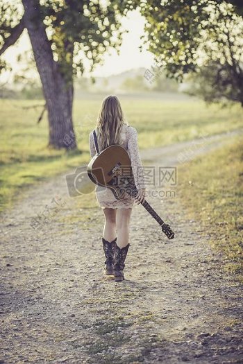 一个女孩抱着吉他