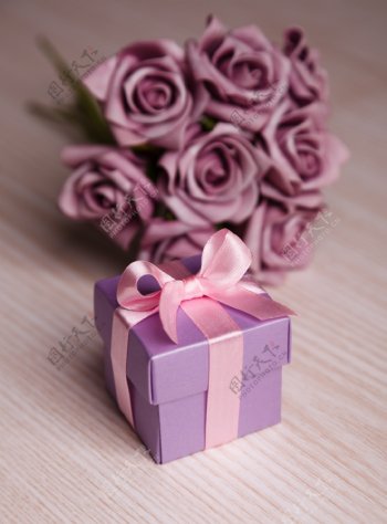 紫色礼物盒图片