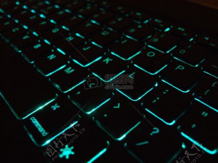 有蓝色亮光的键盘