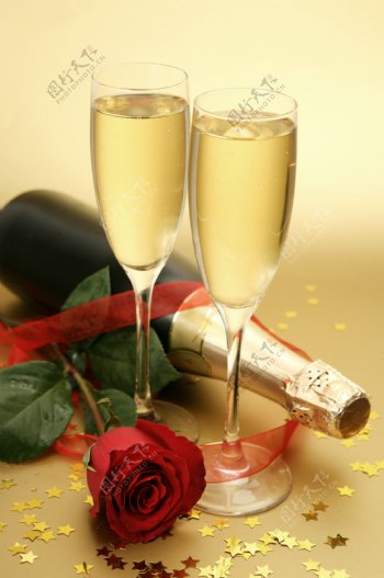 玫瑰花与香槟酒图片