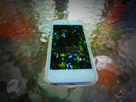 水中的苹果手机