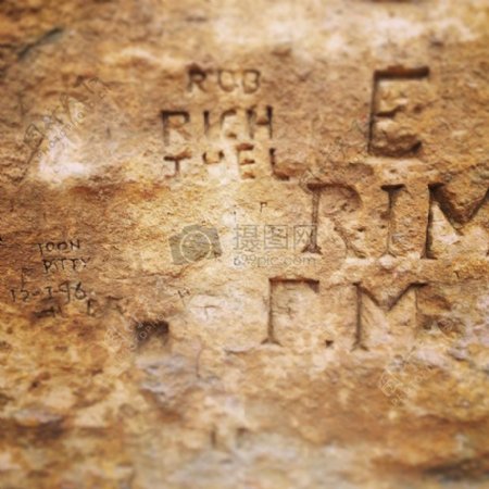 石头上雕刻的字母