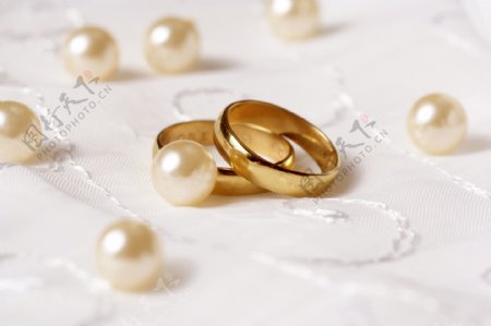 珍珠与黄金戒指